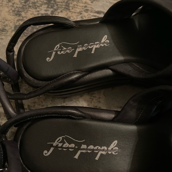 Free People leather platform sandal. Black. Size 38.5 (8)